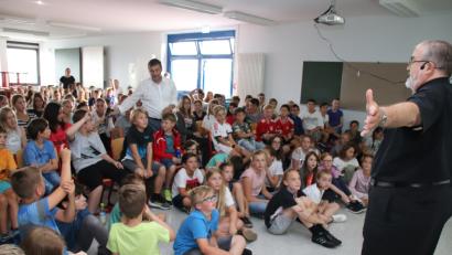 Bild: Thomas Dobler
Pater Gerhard Lagleder informierte die Fünft- und Sechstklässler des Schmeller-Gymnaisums über sein Hilfsprojekt in Südafrika. Nach dem Vortrag gab es eine lebhafte Diskussion.