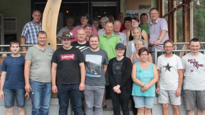 Bild: dl
Alle Teilnehmer bestanden den Schießwartlehrgang in Thanstein. Alois Obermeier (links oben) und Gauschützenmeister Manfred Muck (hinten) gratulierten.