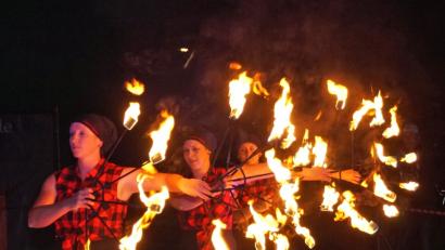 Bild: agr
Zum zehnten Mal tanzten im Stadtpark die Flammen: Beim Johannisfeuer begeisterten "Ameno Signum" ihre Fans mit ihrer neuen Rock-Show.