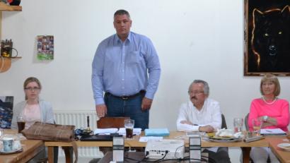 Bild: Würth, Wolfgang
Roland Magerl (stehend) und die Weidener AfD-Führung beim Vortrag in Parkstein.