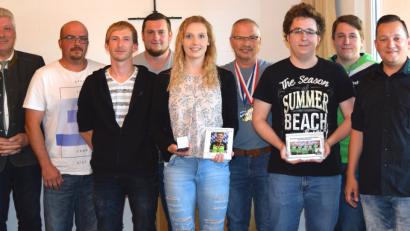 Bild: omu
Bürgermeister Günter Stich freut sich mit Marco Striegl, Benjamin Volkmer, Florian Girke, Tina Volkmer, Manfred Nasser, Maximilian Hacker, Stefan Hacker und Vorsitzendem Andreas Stahl (von links).
