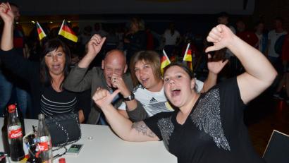 Bild: dob
Mit den Deutschlandflaggen auf den Köpfen brach nach dem Siegtor von Toni Kroos  erleichterter Jubel in der Stadthalle aus.