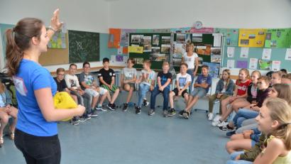 Bild: dob
Das Franze-Mobil macht Halt an der Realschule und Sprachreferentin Karen Defour vermittelt den Schülern die französische Sprache aber auch die Lebenskultur im Nachbarland.