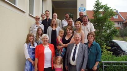 Bild: mmj
Christa und Horst Fettke  mit ihren Familienangehörigen an ihren 60. Hochzeitstag. Bürgermeister Manfred Dirscherl (hintere Reihe zweiter von rechts) überbrachte die Glückwünsche der Gemeinde, Pfarrer Norbert Schlinke (daneben links) von der evangelischen Kirchengemeinde war ebenfalls unter den Festgästen.