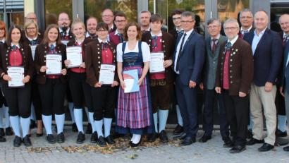 Bild: sns
Für langjährige Mitgliedschaft in der Stadtkapelle sind zahlreiche Musiker (mit Urkunden) durch Ehrengäste, Repräsentanten des Nordbayerischen Musikbundes und Vertreter der Kapelle ausgezeichnet worden.