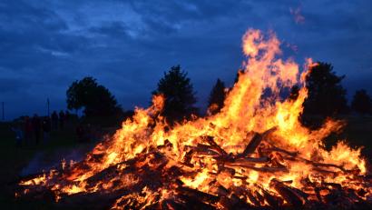 Bild: dob
Etwas kleiner als normalerweise üblich lodern heuer die Flammen des Johannisfeuers der Altenstadter Wehrleute Am Bahndamm in den Abendhimmel. Das lange Unentschieden der deutschen Mannschaft lähmt selbst die Besucher, die nur spärlich den Weg zum Feuer fanden.