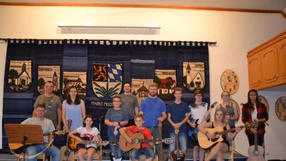 Bild: gi
Die Gitarristenklasse von Christian Nesner der Musikschule Moosbach zeigte ihr Können auf verschiedenen Gitarren. Dabei geht es sehr rockig und popig zu.