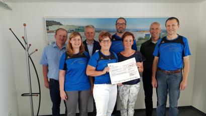 Bild: exb
Jürgen Rieger, Andrea Dirschwigl, Thomas Hanauer, Martina Richthammer-Luber, Matthias Frankerl, Martina Lingl, Uli Deml, Helmut Schönberger (von links nach rechts) zeigt das Bild bei der Spendenübergabe.