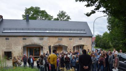 Bild: mde
Rund 60 Interessierte hörten den Rednern bei der Besichtigung um das Haus in der Schulstraße 38 zu.