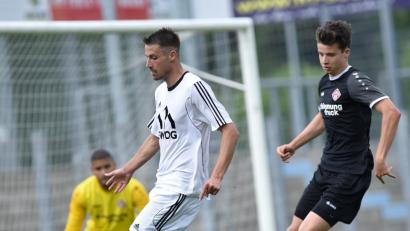 Bild: Alfred Schwarzmeier [AF] (alfred.schwarzmeier@oberpfalzmedien.de)
Benjamin Werner (links) erzielte beim Sieg der SpVgg SV Weiden gegen den TB 03 Roding den Treffer zum 3:1-Endstand.