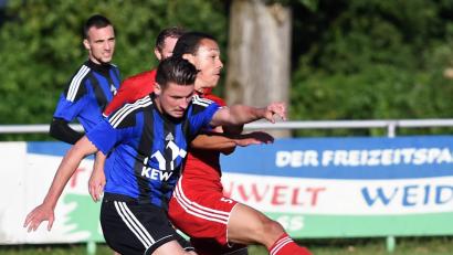 Bild: BTG, Autor [BTG] (BUETTNER-UTE@GMX.DE)
Josef Rodler (vorne) erzielte das 1:0 für die SpVgg SV Weiden gegen den SV Raigering.