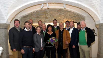 Bild: ubb
Im neu eröffneten Atelier von Jeff Beer stellten sich die Rotary-Vorstandschaft am Ende des öffentlichen Teils der Veranstaltung zu einem Erinnerungsfoto: (vorne v. li.) Alfred Lauterbach, Thomas Franz , Dr. Elvira Leonhardt-Heinrich, Uschi Huber, Jeff Beer, Hans-Jörg Schön und der Gründervater Dr. Wolfgang Ries (hinten v. li.): Richard Pappenberger, Wolfgang Gropengiesser, Dr. Bertold von Lindenfels, Klaus Kupke, Christian Schönberger,Peter Andritzky und Hubert Rustler