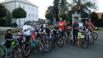 Bild: wro
Die Steinwald-Allianz, Bürgermeister Wolfgang Braun und Pfarrer Joseph (halbrechts) laden zusammen mit den Ministranten zur Radwallfahrt nach Fuchsmühl, bzw. zum Gottesdienst in die Wallfahrtskirche ein. Die Schirmherrschaft hat Gerd Schönfelder  (rotes T-Shirt) wieder übernommen.