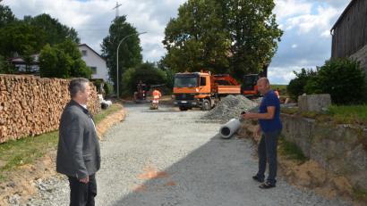 Bild: dob
Die Stadt verschönt in Lämersdorf die Durchfahrtsstraße und den Dorfplatz. Bürgermeister Andreas Wutzlhofer (links) und Außendienstleiter Karl Frey sind über den Fortschritt des städtischen Arbeitertrupps zufrieden.