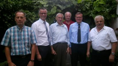 Bild: u
Zum 75. Geburtstag von Kolping-Urgestein Walter Widder stellte sich eine große Gratulantenschar ein (von links): Lothar Meier (Kolping), Bürgermeister Hermann Falk, Walter Widder, Robert Dotzler (TTC Kolping), Willi Erras (Freiwillige Feuerwehr) und Paul Münster (Ehrenvorsitzender des Tischtennis-Bezirksverbandes).