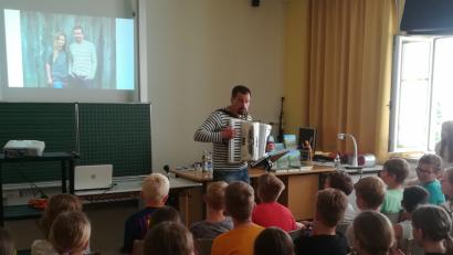 Bild: HMP
Autor Steinleitner begleitete das Lied vom „Honigdieb“, dessen Refrain alle Kinder lautstark mitsangen, selbst auf dem Akkordeon.