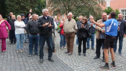 Bild: Hirsch (RHI), Rudolf [RHI] (RUDOLF.HIRSCH@T-ONLINE.DE)
Komitee-Vorsitzender Ernst Schober und die Schwandorfer Reisegruppe  begrüßten Gerhard Ubl, der mit zwei weiteren Athleten am Stadtlauf in Sokolov teilnahm. Eine 53-köpfige Delegation besuchte am Samstag die tschechische Partnerstadt.       Bilder: Hirsch(2)