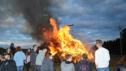 Bild: bey
Johannisfeuer der Jugendgruppe oberhalb des Tennisgeländes