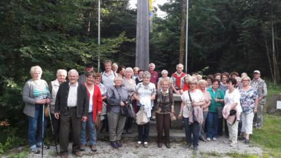 Bild: öt
Eine gut gelaunte Reisegruppe des FGV Neusorg stellt sich unterhalb des Kösseingipfels am Kreuz gegenüber der Bergwachthütte zu einem Erinnerungsfoto auf.