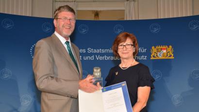 Bild: Bayerisches Umweltministerium
Umweltminister Marcel Huber übergibt die Auszeichnung an Martina Nimmerrichter.