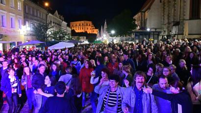 Bild: Hartl
Tanzen gegen die Kälte: Trotz der kühlen Temperaturen am Abend war die Festmeile voll und bei den Gästen herrschte Partystimmung, wie hier vor der Rathaus-Bühne beim Auftritt der Live-Combo „Keine Ahnung“. Auch die Fußball-WM brachte dem 42. Altstadtfest einen zusätzlichen Besucherschub.