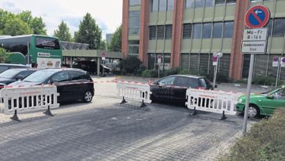 Bild: Simone Baumgärtner
Noch deutlich sind die Spuren des Pkw-Brandes auf dem Parkplatz des neuen Rathauses zu sehen.