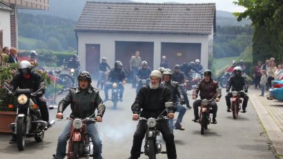 Bild: frd
Benzingeruch liegt in der Luft und es qualmt gewaltig, als sich die Oldtimer-Freunde mit ihren antiquierten Motorrädern auf die Reise machen. Die gemeinsame Ausfahrt war der Höhepunkt beim Treffen des Imme-Freundeskreises.
