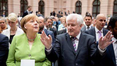 Bild:  Kay Nietfeld/dpa
Bundeskanzlerin Angela Merkel (CDU) und Horst Seehofer (CSU), Bundesminister des Innern, für Bau und Heimat. Warum lässt sich die Kanzlerin Seehofers permanente Attacken gefallen?