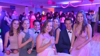 Bild: Kunz, Helmut
„In Schale geworfen“: Das Organisationsteam des Abi-Balls der Weidener Schulen. 	Bild: Kunz