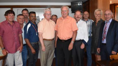 Bild: rgr
Die Vorstandschaft des DAGA wurde neu gewählt. Statt Anton Dürr ist nun Helmut Amschler (Vierter von rechts) der deutsche Vizepräsident. Das Bild zeigt von rechts: Stellvertretender Landrat Albert Nickl, zweite Bürgermeisterin Anita Stauber, Gerhard Hörl, Helmut Amschler, Helmuth Wächter, Peter Renner, James P. Federline, Antony Frazier, Wolfgang Pirkl, Hermann Marherr und Edmund Schreglmann.