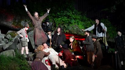 Bild: Luisenburg-Festspiele/Florian Miedl
Mit dem dramatischen Volksstück „Andreas Hofer – Die Freiheit des Adlers“ von Felix Mitterer wurden am Freitagabend die ersten Luisenburg-Festspiele unter der künstlerischen Leitung von Birgit Simmler eröffnet. Dem Titelhelden, der von Jürgen Fischer (4. von rechts) grandios verkörpert wurde, ebenbürtig war der schillernde Pater Joachim Haspinger, den Paul Kaiser (2. von links) mit unbändiger Leidenschaft darstellte.