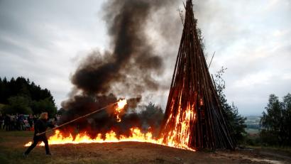 Bild: njn
Dritte Bürgermeisterin Sonja Heindl entzündete das Johannisfeuer der Erbendorfer Feuerwehr auf der Schadenreuther Platte.