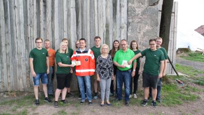 Bild: bjp
Zwei Spenden übergab die Oldtimerjugend Feilersdorf an Waltraud Wagner und Andreas Steinl von der Kinderkrebshilfe (Sechste und Vierter von rechts) und an Thomas Rauch von der BRK-Bereitschaft Pressath (Sechster von links).