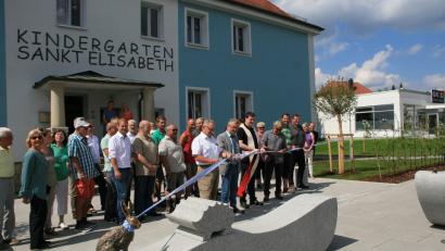 Bild: wro
Gemeinsam mit Gästen eröffnete Bürgermeister Toni Dutz die neugestaltete Hauptstraße. Die Arbeiten dauerten knapp  ein Jahr. Zu einem Blickfang wurden Granit-Steinbänke und kunstvoll gestaltete Figuren aus dem Atelier Erwin Otte.  Bild: wro