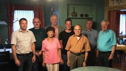 Bild: exb
Kreisvorsitzender Uwe Bergmann (links) und Landtagsabgeordneter Reinhold Strobl (hinten, Dritter von links) gratulieren den Gewählten.