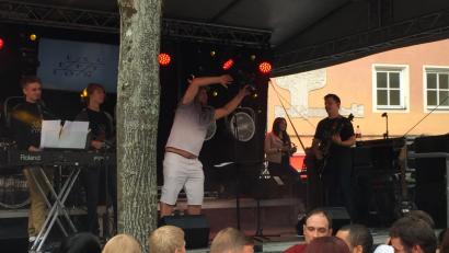 Bild: mte
Die Band "Exception" im Ausnahmezustand: Ein Zuhörer entert die Bühne, singt und tanzt mit Pianist und Sänger Sebastian Baldauf (links). Dem Publikum gefällt's. Alles stimmt mit ein.