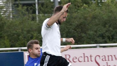 Bild: Hirsch (RHI), Rudolf [RHI] (RUDOLF.HIRSCH@T-ONLINE.DE)
Burglengenfelds Mittelstürmer Benjamin Epifani setzte sich in dieser Szene gegen Sebastian Eller vom SC Ettmannsdorf durch, schloss dann aber zu überhastet ab.