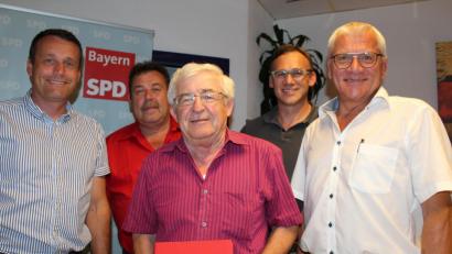 Bild: cs
Als tragende Säule in der Auerbacher SPD würdigte Norbert Gradl die Verdienste von Werner Purkl in den 40 Jahren seiner Mitgliedschaft, darunter auch als Vorsitzender des Ortsvereins und Mitglied der SPD-Stadtratsfraktion. Mit im Bild (von rechts): Norbert Gradl, Peter Danninger, Werner Purkl, Vorsitzender Günther Sertl und Uwe Bergmann.