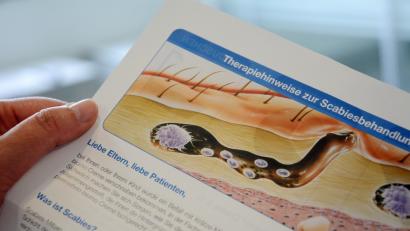 Bild: Schönberger
Hautärzte und manche Apotheken halten Infoblätter zur Therapie von Krätze bereit. Die Milbe bohrt Kanäle unter die Haut. Ihre Absonderungen lösen juckende Hautausschläge aus.