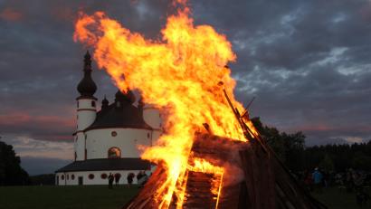 Bild: kro
Die Kappl „brennt“, das Johannisfeuer vor der eindrucksvollen Kulisse der Dreifaltigkeitskirche.