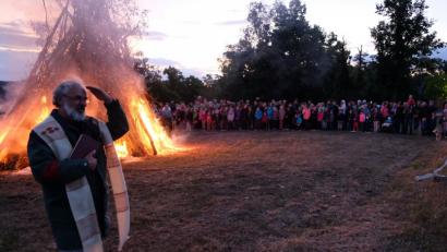 Bild: mab
Pfarrer Heinrich Rosner segnete das Johannisfeuer der Kolpingsfamilie auf dem Miesberg.