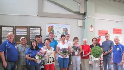 Bild: u
Gemeinsam zeichneten Wandervereinsvorsitzender Felix Fischer (rechts), sein Stellvertreter Christian Renner (links) und Bürgermeister Hermann Falk (Zweiter von rechts) die stärksten auswärtigen bzw. Hirschauer Wandergruppen mit Ehrenpreisen aus.