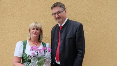 Bild: ohr
Zum Abschied überreichte Bürgermeister Hans Prechtl ein Geschenk an die bisherige Kindergartenleiterin Sabine Maderer.
