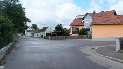 Bild: ohr
Die Anfrage zur Anbringung eines Verkehrsspiegels im Bereich Schulstraße/Einmündung Bachstraße wurde an die Gemeinde herangetragen. Die Überprüfung durch die Fachstellen während einer Verkehrsschau brachte als Ergebnis: Von der Aufstellung wird abgeraten. Zur Verbesserung der Situation trägt der Bauhof in der Bachstraße (Vordergrund) eine Fahrbahnmarkierung auf.
