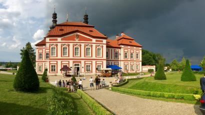 Bild: eib
Propstei und Wallfahrtskirche von Mariánská Týnice präsentierten sich den Teilnehmern aus Schönsee von ihrer prächtigen Seite.