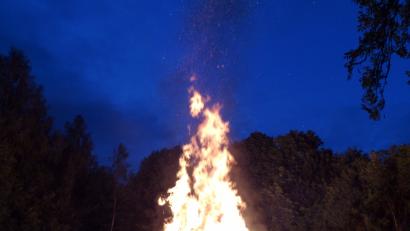 Bild: sl
Weit sehbar ist das Döllnitzer Feuer, dass Johannes und Sebastian (rechts) anzünden.
