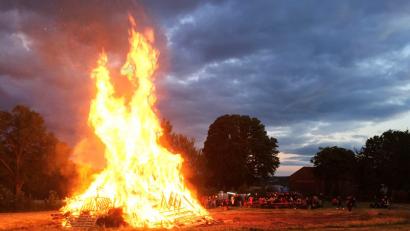 Bild: Fabian Zetzl
Die Flamen des Neuhauser Johannisfeuers lodern hoch in den Himmel.