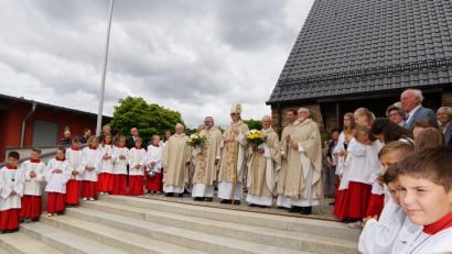 Bild: nib
Ruhestandspfarrer Johann Schächtl (Dritter von rechts) und Pfarrer Martin Neidl (Fünfter von rechts)  freuten sich nach dem Festgottesdienst über ein Ständchen der Jugendblaskapelle Fensterbach.