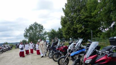Bild: sl
Pfarrer Adam Nieciecki segnete die Motorräder auf dem Turnierplatz