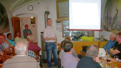 Bild: njn
Bienenfachwart Mathias Münz aus Waldershof sicht bei den Imkern zum Thema „Erfolgreich gegen die Varroa-Milbe behandeln“.